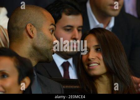 Tony Parker und seine Freundin Axelle während des UEFA Champions League Group A Fußballspiel, Paris Saint-Germain gegen Dynamo Kiew im Parc des Princes Stadion in Paris, Frankreich am 18. September 2012. PSG gewann 4:1. Foto von Henri Szwarc/ABACAPRESS.COM Stockfoto