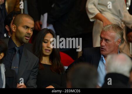 Tony Parker, seine Freundin Axelle und Didier Deschamps während des UEFA Champions League Group A Fußballspiel, Paris Saint-Germain gegen Dynamo Kiev im Parc des Princes Stadion in Paris, Frankreich am 18. September 2012. PSG gewann 4:1. Foto von Henri Szwarc/ABACAPRESS.COM Stockfoto