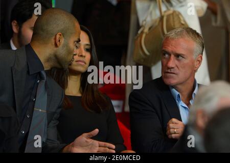 Tony Parker, seine Freundin Axelle und Didier Deschamps während des UEFA Champions League Group A Fußballspiel, Paris Saint-Germain gegen Dynamo Kiev im Parc des Princes Stadion in Paris, Frankreich am 18. September 2012. PSG gewann 4:1. Foto von Henri Szwarc/ABACAPRESS.COM Stockfoto