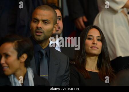 Tony Parker und seine Freundin Axelle während des UEFA Champions League Group A Fußballspiel, Paris Saint-Germain gegen Dynamo Kiew im Parc des Princes Stadion in Paris, Frankreich am 18. September 2012. PSG gewann 4:1. Foto von Henri Szwarc/ABACAPRESS.COM Stockfoto