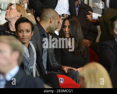 Sonia Rolland, Tony Parker und seine Freundin Axelle während des UEFA Champions League Group A Fußballmatches Paris Saint-Germain gegen Dynamo Kiev am 18. September 2012 im Stadion Parc des Princes in Paris, Frankreich. PSG gewann 4:1. Foto von ABACAPRESS.COM Stockfoto