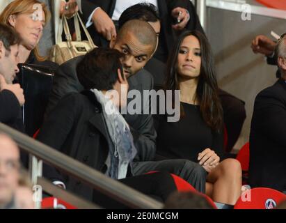 Sonia Rolland spricht mit Tony Parker und seiner Freundin Axelle während des UEFA Champions League Group A Fußballmatches Paris Saint-Germain gegen Dynamo Kiev am 18. September 2012 im Parc des Princes Stadion in Paris, Frankreich. PSG gewann 4:1. Foto von ABACAPRESS.COM Stockfoto