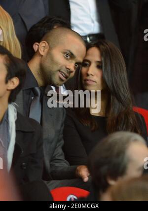 Tony Parker und seine Freundin Axelle während des UEFA Champions League Group A Fußballmatches Paris Saint-Germain gegen Dynamo Kiev am 18. September 2012 im Stadion Parc des Princes in Paris, Frankreich. PSG gewann 4:1. Foto von ABACAPRESS.COM Stockfoto