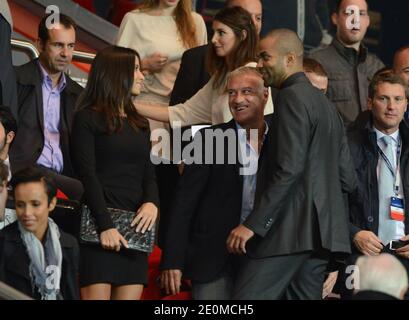 Frankreich Fußballtrainer Didier Deschamps mit Tony Parker und seiner Freundin Axelle, während der UEFA Champions League Gruppe A Fußballspiel, Paris Saint-Germain gegen Dynamo Kiew im Parc des Princes Stadion in Paris, Frankreich am 18. September 2012. PSG gewann 4:1. Foto von ABACAPRESS.COM Stockfoto