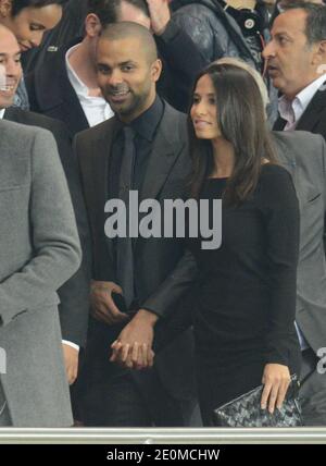 Tony Parker und seine Freundin Axelle während des UEFA Champions League Group A Fußballmatches Paris Saint-Germain gegen Dynamo Kiev am 18. September 2012 im Stadion Parc des Princes in Paris, Frankreich. PSG gewann 4:1. Foto von ABACAPRESS.COM Stockfoto