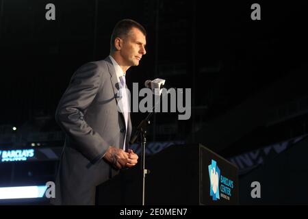 Der Eigentümer von Brooklyn Nets Mikhail Prokhorov hält seine Rede während der Enthüllung des Barclays Center, einer Mehrzweck-Indoor-Arena in Brooklyn, New York City, NY, USA, am 21. September 2012. Foto von Charles Guerin/ABACAPRESS.COM Stockfoto