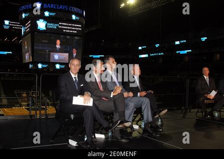 (L-R) Brett Yormark, CEO von Brooklyn Nets, Barclays Executive Chairman of the Americas Thomas L. Kalaris, Mikhail Prokhorov, Eigentümer von Brooklyn Nets, und Michael R. Bloomberg, Bürgermeister von NYC, während der Enthüllung des Barclays Center, einer Mehrzweck-Hallenarena in Brooklyn, New York City, NY, USA, am 21. September 2012. Foto von Charles Guerin/ABACAPRESS.COM Stockfoto