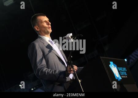 Der Eigentümer von Brooklyn Nets Mikhail Prokhorov hält seine Rede während der Enthüllung des Barclays Center, einer Mehrzweck-Indoor-Arena in Brooklyn, New York City, NY, USA, am 21. September 2012. Foto von Charles Guerin/ABACAPRESS.COM Stockfoto