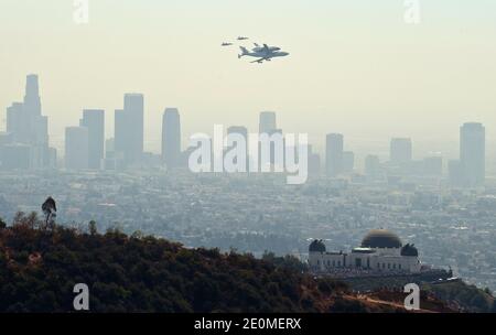 Das Space Shuttle Endeavour, das auf der modifizierten Boeing 747 der NASA montiert ist, fliegt in der Nähe des Griffith Park Observatoriums, bevor es am Los Angeles International Airport landet, wo es einige Wochen bleiben wird, bevor es eine langsame Landreise durch die Stadt durch Stadtteile zu seinem letzten Museumshaus unternimmt. Das California Space Center. Los Angeles, CA, USA, 21. September 2012. Foto von Lionel Hahn/ABACAPRESS.COM Stockfoto