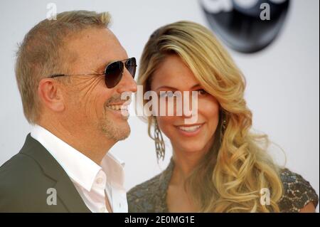 Kevin Costner und Christine Baumgartner kommen bei den 64. Annual Primetime Emmy Awards im Nokia Theater L.A. an Live in Los Angeles, CA, USA am 23. September 2012. Foto von Lionel Hahn/ABACAPRESS.COM Stockfoto