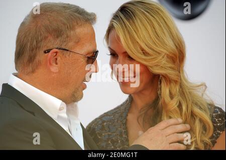 Kevin Costner und Christine Baumgartner kommen bei den 64. Annual Primetime Emmy Awards im Nokia Theater L.A. an Live in Los Angeles, CA, USA am 23. September 2012. Foto von Lionel Hahn/ABACAPRESS.COM Stockfoto