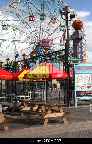 Blick auf Coney Island. Nathan?s berühmt wurde von einem polnischen Einwanderer, Nathan Handwerker gegründet, und seine ist wirklich ein authentisches?only in Amerika Geschichte.? Er begann sein Geschäft im Jahr 1916 mit einem kleinen Hot Dog Stand in Coney Island, Coney Island ist eine Halbinsel und Strand am Atlantischen Ozean im südlichen Brooklyn, NY, USA am 20. September 2012. Foto von Marie Psaila/ABACAPRESS.COM Stockfoto