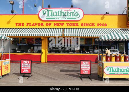 Blick auf Coney Island. Nathan?s berühmt wurde von einem polnischen Einwanderer, Nathan Handwerker gegründet, und seine ist wirklich ein authentisches?only in Amerika Geschichte.? Er begann sein Geschäft im Jahr 1916 mit einem kleinen Hot Dog Stand in Coney Island, Coney Island ist eine Halbinsel und Strand am Atlantischen Ozean im südlichen Brooklyn, NY, USA am 20. September 2012. Foto von Marie Psaila/ABACAPRESS.COM Stockfoto