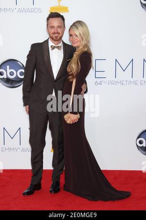 Aaron Paul und Lauren Parsekian kommen zu den 64. Jährlichen Primetime Emmy Awards im Nokia Theater, L.A. Live in Los Angeles, CA, USA am 23. September 2012. Foto von Baxter/ABACAPRESS.COM Stockfoto