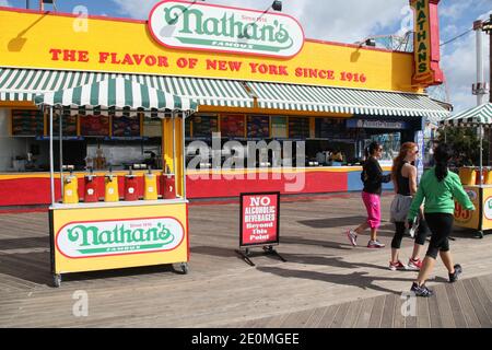 Blick auf Coney Island. Nathan?s berühmt wurde von einem polnischen Einwanderer, Nathan Handwerker gegründet, und seine ist wirklich ein authentisches?only in Amerika Geschichte.? Er begann sein Geschäft im Jahr 1916 mit einem kleinen Hot Dog Stand in Coney Island, Coney Island ist eine Halbinsel und Strand am Atlantischen Ozean im südlichen Brooklyn, NY, USA am 20. September 2012. Foto von Marie Psaila/ABACAPRESS.COM Stockfoto