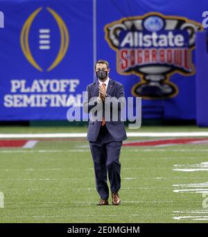 New Orleans, Usa. Januar 2021. Clemson Tigers Cheftrainer Dabo Swinney wird vor einem NCAA-Halbfinale gegen die Ohio State Buckeys im Mercedes-Benz Superdome in New Orleans, Freitag, 1. Januar 2021, von einem Sugar Bowl-Logo umrahmt. Foto von Aaron Josefczyk/UPI Credit: UPI/Alamy Live News Stockfoto