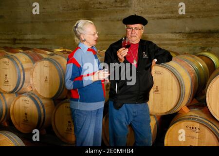 EXKLUSIV. Königin Margrethe II. Von Dänemark und Prinz Consort Henrik am 24. September 2012 in ihrem Weinberg um Schloss Caix in Caix, Region Cahors, Südwestfrankreich. Für die Weinlese 2012 gesellte sich die Königin ausnahmsweise zu ihrem Mann, der jedes Jahr an diesem jährlichen Ereignis teilnimmt, von der Ernte bis zur Fassfüllung. In diesem Jahr freut sich der Prinz, seine Frau eine neue limitierte Rotweincuvee probieren zu lassen, eine ganz besondere Charge namens 'La Royale', seine Lieblingssorte. Prinz Henrik bevorzugt Rotwein, weil die Trauben von Hand gelesen werden. Das 25 Hektar große Familiengut produziert rund 160 Stockfoto