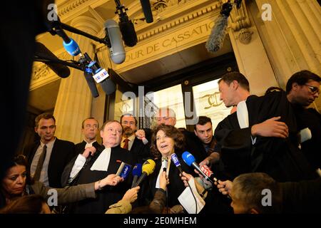 Corinne Lepage (C), einer der Anwälte des Opfers, beantwortet am 25. September 2012 die Fragen von Journalisten im Gerichtsgebäude von Paris, nachdem Frankreichs oberster Gerichtshof die Verurteilung von Total wegen Fahrlässigkeit beim Schiffsunglück der Erika am 1999 und wegen Ölpest, der einen Großteil der Atlantikküste des Landes schwärzte, bestätigte. Die Erika, ein rostiger 25 Jahre alter Tanker, der in zwei Teile brach und vor der bretonischen Küste sank, löste eine der schlimmsten Umweltkatastrophen Frankreichs aus. Die Erika trug 30,000 Tonnen Schweröl, und die Ölpest verseuchte einen großen Teil der bretonischen Küste und tötete Zehntausende Seevögel. Stockfoto