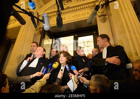 Corinne Lepage (C), einer der Anwälte des Opfers, beantwortet am 25. September 2012 die Fragen von Journalisten im Gerichtsgebäude von Paris, nachdem Frankreichs oberster Gerichtshof die Verurteilung von Total wegen Fahrlässigkeit beim Schiffsunglück der Erika am 1999 und wegen Ölpest, der einen Großteil der Atlantikküste des Landes schwärzte, bestätigte. Die Erika, ein rostiger 25 Jahre alter Tanker, der in zwei Teile brach und vor der bretonischen Küste sank, löste eine der schlimmsten Umweltkatastrophen Frankreichs aus. Die Erika trug 30,000 Tonnen Schweröl, und die Ölpest verseuchte einen großen Teil der bretonischen Küste und tötete Zehntausende Seevögel. Stockfoto