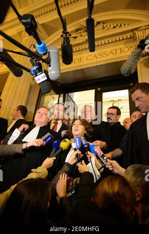 Corinne Lepage (C), einer der Anwälte des Opfers, beantwortet am 25. September 2012 die Fragen von Journalisten im Gerichtsgebäude von Paris, nachdem Frankreichs oberster Gerichtshof die Verurteilung von Total wegen Fahrlässigkeit beim Schiffsunglück der Erika am 1999 und wegen Ölpest, der einen Großteil der Atlantikküste des Landes schwärzte, bestätigte. Die Erika, ein rostiger 25 Jahre alter Tanker, der in zwei Teile brach und vor der bretonischen Küste sank, löste eine der schlimmsten Umweltkatastrophen Frankreichs aus. Die Erika trug 30,000 Tonnen Schweröl, und die Ölpest verseuchte einen großen Teil der bretonischen Küste und tötete Zehntausende Seevögel. Stockfoto