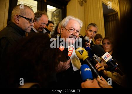 Daniel Soulez-Lariviere, Anwalt des Energieriesen Total, beantwortet am 25. September 2012 im Gerichtsgebäude von Paris die Fragen von Journalisten, nachdem Frankreichs oberster Gerichtshof die Verurteilung von Total wegen Fahrlässigkeit beim Schiffsunglück der Erika am 1999 und wegen Ölpest, der einen Großteil der Atlantikküste des Landes schwärzte, bestätigt hatte. Die Erika, ein rostiger 25 Jahre alter Tanker, der in zwei Teile brach und vor der bretonischen Küste sank, löste eine der schlimmsten Umweltkatastrophen Frankreichs aus. Die Erika trug 30,000 Tonnen Schweröl, und die Ölpest verseuchte einen großen Teil der bretonischen Küste und tötete Zehntausende von Meeren Stockfoto