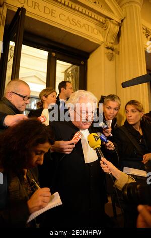 Daniel Soulez-Lariviere, Anwalt des Energieriesen Total, beantwortet am 25. September 2012 im Gerichtsgebäude von Paris die Fragen von Journalisten, nachdem Frankreichs oberster Gerichtshof die Verurteilung von Total wegen Fahrlässigkeit beim Schiffsunglück der Erika am 1999 und wegen Ölpest, der einen Großteil der Atlantikküste des Landes schwärzte, bestätigt hatte. Die Erika, ein rostiger 25 Jahre alter Tanker, der in zwei Teile brach und vor der bretonischen Küste sank, löste eine der schlimmsten Umweltkatastrophen Frankreichs aus. Die Erika trug 30,000 Tonnen Schweröl, und die Ölpest verseuchte einen großen Teil der bretonischen Küste und tötete Zehntausende von Meeren Stockfoto