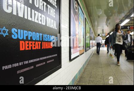 Die amerikanische Freedom Defense Initiative, eine pro-israelische Gruppe Anti-Muslim Plakate sind an der 42nd Street Subway Station in New York City, NY, USA am 25. September 2012 zu sehen. Die amerikanische Freedom Defense Initiative, eine pro-israelische Gruppe unter der Führung der Aktivistin Pamela Geller, zahlte 36,000 Dollar für 30 Tage Werbefläche. Die 46-mal 30-Zoll-Anzeigen ", die die MTA erfolglos versucht zu blockieren " wurden in U-Bahn-Mauern den ganzen Tag in stark frequentierten Gebieten wie Grand Central Station und Times Square geklebt. Foto von Brad Barket/ABACAPRESS.COM Stockfoto