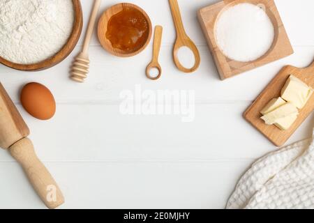 Schritt-für-Schritt-Rezept für herzförmige Kuchen. Zutaten: Butter Mehl Zucker Ei Honig Soda Salz. Flach liegend. Speicherplatz kopieren Stockfoto