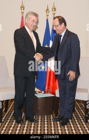 Der österreichische Präsident Heinz Fischer trifft sich mit dem französischen Präsidenten Francois Hollande zu einem bilateralen Gespräch im Setai Hotel in New York City, NY, USA, 26. September 2012. Foto von Anthony Behar/Pool/ABACAPRESS.COM Stockfoto
