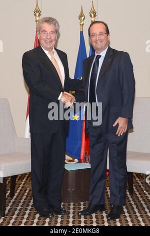 Der österreichische Präsident Heinz Fischer trifft sich mit dem französischen Präsidenten Francois Hollande zu einem bilateralen Gespräch im Setai Hotel in New York City, NY, USA, 26. September 2012. Foto von Anthony Behar/Pool/ABACAPRESS.COM Stockfoto