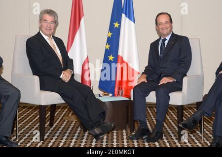 Der österreichische Präsident Heinz Fischer trifft sich mit dem französischen Präsidenten Francois Hollande zu einem bilateralen Gespräch im Setai Hotel in New York City, NY, USA, 26. September 2012. Foto von Anthony Behar/Pool/ABACAPRESS.COM Stockfoto