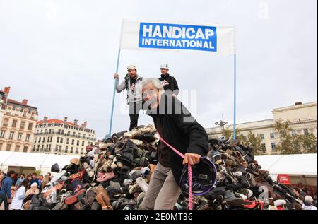 Jean-Baptiste Richardier, Gründer der Agentur Handicap International und Mitglied der internationalen Kampagne für das Verbot von Antipersonenminen organisierte am 29. September 2012 die Schuhpyramide auf dem Bellecour-Platz in Lyon, Frankreich. Foto von Vincent Dargent/ABACAPRESS.COM Stockfoto