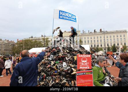 Jean-Baptiste Richardier, Gründer der Agentur Handicap International und Mitglied der internationalen Kampagne für das Verbot von Antipersonenminen organisierte am 29. September 2012 die Schuhpyramide auf dem Bellecour-Platz in Lyon, Frankreich. Foto von Vincent Dargent/ABACAPRESS.COM Stockfoto