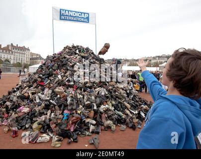 Jean-Baptiste Richardier, Gründer der Agentur Handicap International und Mitglied der internationalen Kampagne für das Verbot von Antipersonenminen organisierte am 29. September 2012 die Schuhpyramide auf dem Bellecour-Platz in Lyon, Frankreich. Foto von Vincent Dargent/ABACAPRESS.COM Stockfoto