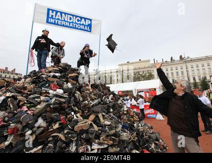 Jean-Baptiste Richardier, Gründer der Agentur Handicap International und Mitglied der internationalen Kampagne für das Verbot von Antipersonenminen organisierte am 29. September 2012 die Schuhpyramide auf dem Bellecour-Platz in Lyon, Frankreich. Foto von Vincent Dargent/ABACAPRESS.COM Stockfoto