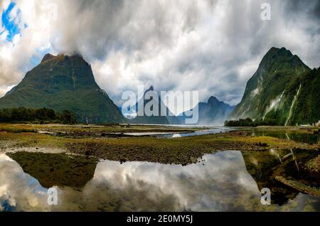 Spiegelungen des ikonischen Wahrzeichen Mitre Peak in der schönen Landschaftlich reizvoller Ausflugsort von Milford Sound in Fiordland, Neuseeland Stockfoto