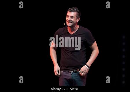 Der französische Humorist Anthony Joubert tritt am 10. August 2012 am Theater de Verdure in Nizza, Südfrankreich, auf. Foto von Syspeo.R/ABACAPRESS.COM Stockfoto