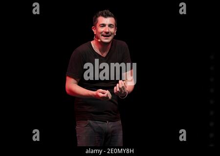 Der französische Humorist Anthony Joubert tritt am 10. August 2012 am Theater de Verdure in Nizza, Südfrankreich, auf. Foto von Syspeo.R/ABACAPRESS.COM Stockfoto