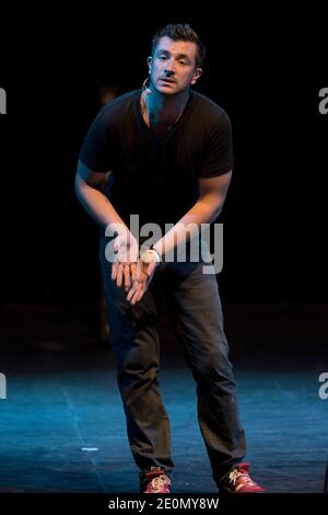 Der französische Humorist Anthony Joubert tritt am 10. August 2012 am Theater de Verdure in Nizza, Südfrankreich, auf. Foto von Syspeo.R/ABACAPRESS.COM Stockfoto