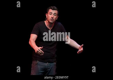 Der französische Humorist Anthony Joubert tritt am 10. August 2012 am Theater de Verdure in Nizza, Südfrankreich, auf. Foto von Syspeo.R/ABACAPRESS.COM Stockfoto