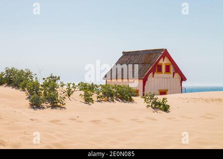 Costa de Caparica ist das berühmte Touristenziel, mit dem typischen kleinen bunten Haus, großen Sandstränden und den Wellen des Ozeans. Stockfoto