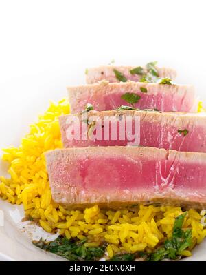 AHI Thunfischsteak mit Reis und Kräutersauce, Nahaufnahme Stockfoto