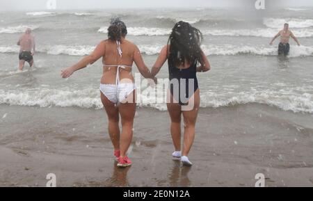 Chicago, Wisconsin, USA. Januar 2021. Zwei Schwimmer Kopf für Lake Michigan in Racine, Wisconsin, die Vereinigten Staaten am 1. Januar 2021. Etwa drei Dutzend Schwimmer stürzten in den Lake Michigan, um das neue Jahr zu feiern. Kredit: Mark Hertzberg/Xinhua/Alamy Live Nachrichten Stockfoto