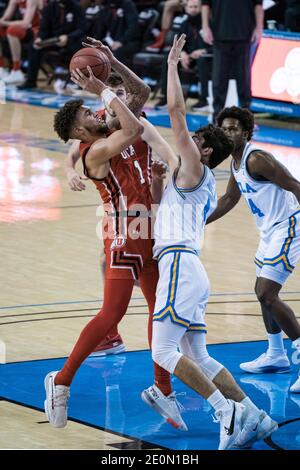 Utah Utes Forward Timmy Allen (1) wird von UCLA Bruins Wache Jaime Jaquez Jr. (4) während eines NCAA College-Basketball-Spiel, Donnerstag, 31. Dezember 202 verteidigt Stockfoto