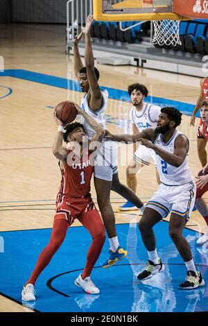 Utah Utes Forward Timmy Allen (1) wird von UCLA Bruins Wache Chris Smith (5) während eines NCAA College-Basketballspiels, Donnerstag, 31. Dezember 2020, in Foulled Stockfoto