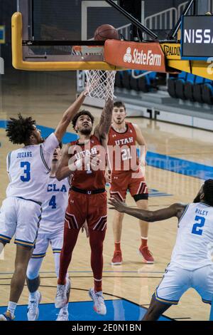 Utah Utes Vorwärts Timmy Allen (1) erzielt gegen UCLA Bruins Wache Johnny Juzang (3) während eines NCAA College-Basketballspiels, Donnerstag, 31. Dezember 2020, Stockfoto