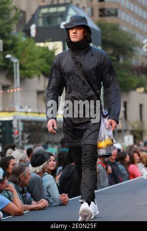 Ein männliches Model läuft auf der Piste auf der No Shelter Fashion Show, die während des Fashion and Design Festivals in Montreal stattfindet. Quebec, Kanada Stockfoto