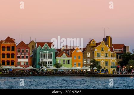 Bunte Gebäude, Architektur in der Hauptstadt Willemstad, Curacao. Stockfoto