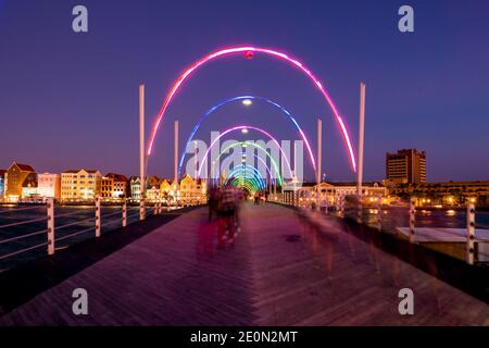 Königin Wilhelmina Brücke Abend Willemstad, Curacao. Stockfoto