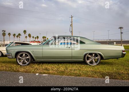 Daytona Beach, FL - 29. November 2020: 1966 Chevrolet Impala auf einer lokalen Auto-Show. Stockfoto